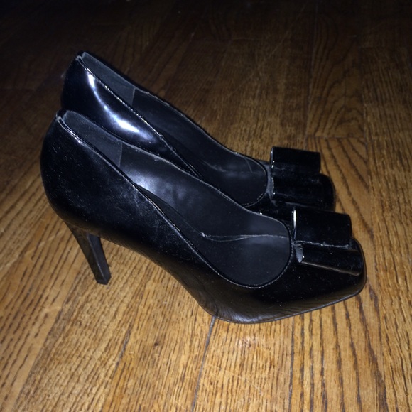 NWT Elizabeth & James Black Patent Bow Pumps - Picture 2 of 6